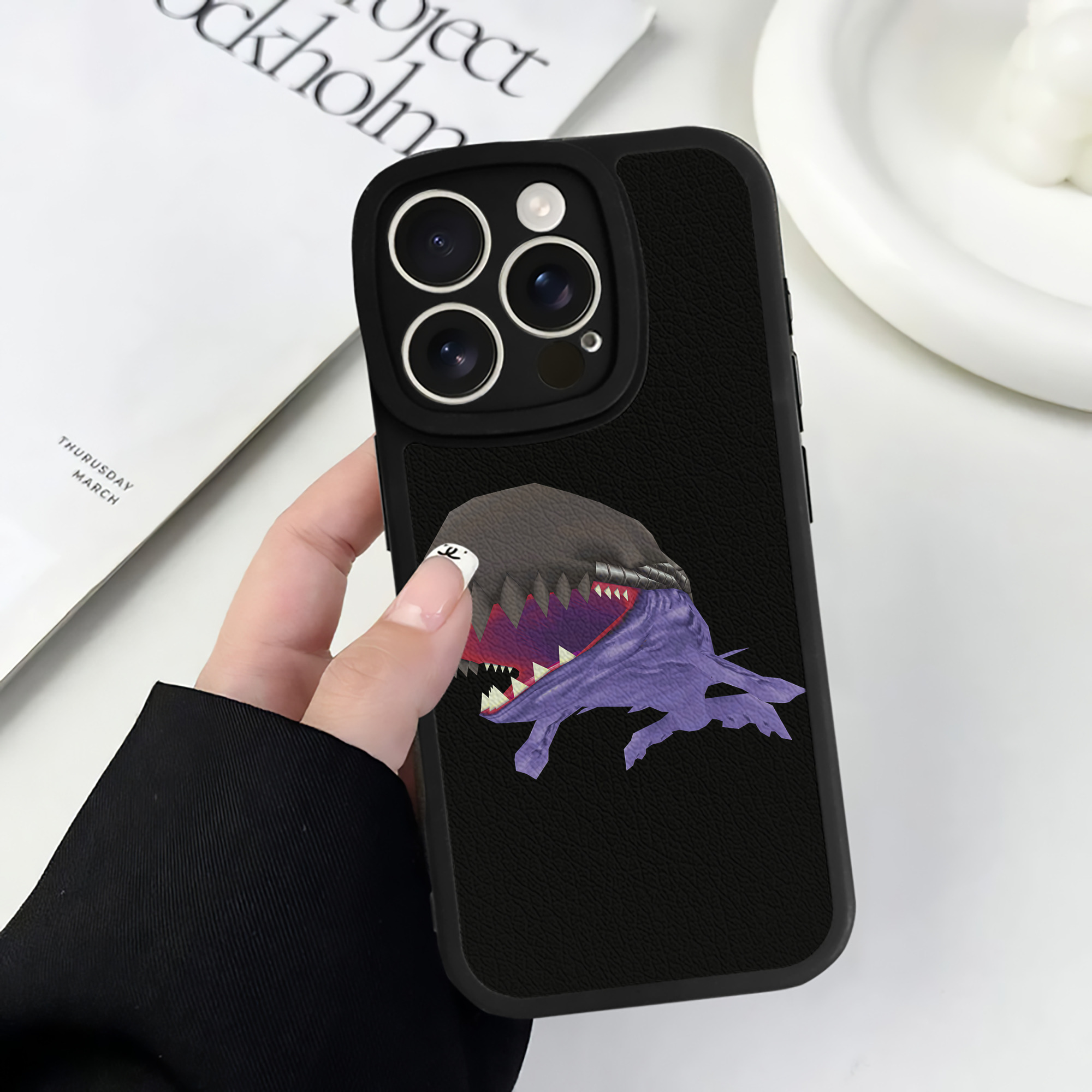 （画像用） Digimon デジタルモンスター/デジモン 【iPhone 16シリーズ対応】シリコンスマホケース（レザー調） 材質：シリコン